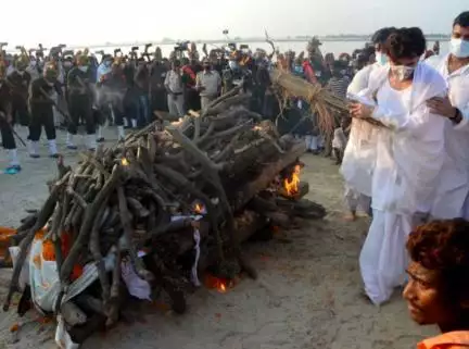 पटना के दीघा घाट पर हुआ केंद्रीय मंत्री रामविलास पासवान का अंतिम संस्कार, मुखाग्नि देने के बाद बेसुध हुए बेटे चिराग  #रामविलास_पासवान