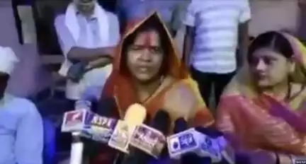 कमलनाथ बंगाल का आदमी है, उसकी मां और बहन बंगाल की आइटम होंगी तो हमें ये पता थोड़ी हैः इमरती देवी #इमरती_देवी #कमलनाथ