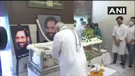 पीएम मोदी ने रामविलास पासवान के दिल्ली स्थित आवास पर पहुंचकर दी उन्हें श्रद्धांजलि #रामविलास_पासवान
