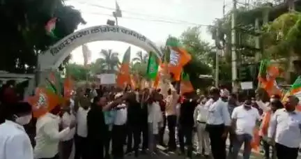 अर्नब गोस्वामी की गिरफ्तारी को लेकर पटना में BJP ने कांग्रेस कार्यालय के सामने किया प्रदर्शन #अर्नब