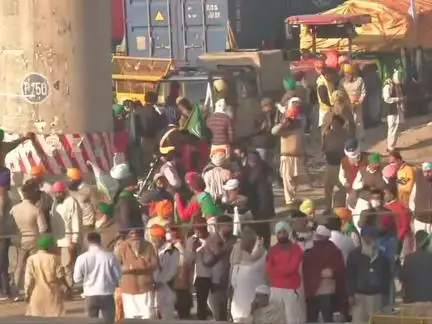 टिकरी बॉर्डर पर किसानों ने पुलिस बैरिकेड्स तोड़कर किया दिल्ली में प्रवेश, सामने आया वीडियो #गणतंत्र_दिवस #ट्रैक्टर_रैली
