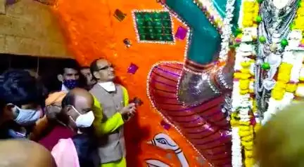 देवास में माँ चामुंडा के मंदिर में पूजा-अर्चना करते दिखे CM शिवराज सिंह चौहान #शिवराज_सिंह