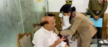 रक्षा मंत्री राजनाथ सिंह ने आर्मी हॉस्पिटल में ली कोविड-19 वैक्सीन की पहली डोज़, वीडियो शेयर कर लिखा- बस हो गया! #राजनाथ