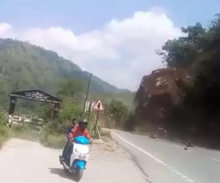 टिहरी में नागनी के पास ऋषिकेश-गंगोत्री हाईवे पर हुए भूस्‍खलन का वीडियो आया सामने, बाल-बाल बचे स्कूटी सवार #भूस्खलन