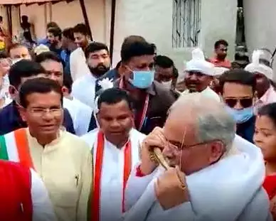 छत्तीसगढ़ के सीएम भूपेश बघेल का बस्तर में तुरही वादन करते वीडियो आया सामने #भूपेश_बघेल