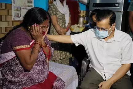 CM केजरीवाल ने दिवंगत वायु सेना अधिकारी राजेश कुमार के परिवार से मुलाकात कर सौंपी ₹1 करोड़ की सम्मान राशि #वायु_सेना