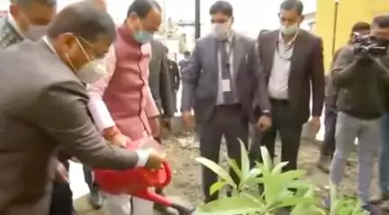 CM शिवराज ने भोपाल के हमीदिया अस्पताल में नव निर्मित ऑक्सीजन प्लांट का अवलोकन कर परिसर में किया पौधारोपण #ऑक्सीजन