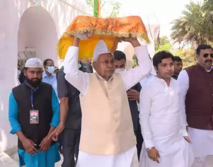 पटना में सीएम नीतीश कुमार ने मनेर शरीफ दरगाह पर की चादरपोशी, वीडियो आया सामने #मनेर_शरीफ #दरगाह