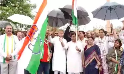 अग्निपथ योजना के विरोध में जयपुर में कांग्रेस ने निकाली तिरंगा यात्रा, सीएम अशोक गहलोत ने किया रवाना #अग्निपथ_योजना