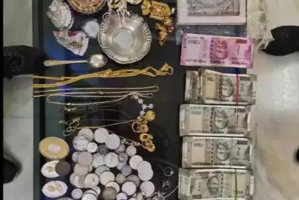 मुज़फ्फरपुर में अधिकारी के ठिकानों पर की गई छापेमारी, भारी मात्रा में कैश व ज़ेवरात बरामद #अपराध #रिश्वत