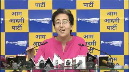 दिल्ली की जनता MCD को पैसा देती जाती है और बीजेपी नेता अपनी जेब भरते जाते हैं: आतिशी #राजनीति #एमसीडी_चुनाव