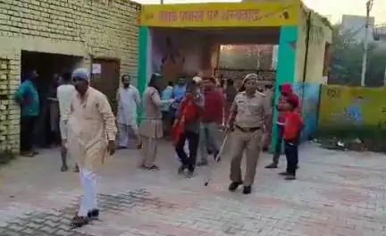 झज्जर में पंचायत चुनाव के दौरान दो गुटों में हुई झड़प, कुर्सियां व ईवीएम फेंकते दिखे लोग #पंचायत_चुनाव