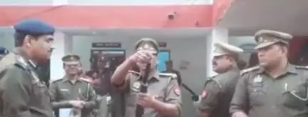 संत कबीर नगर में औचक निरीक्षण के दौरान राइफल लोड करने में विफल रहा पुलिसकर्मी, वीडियो हुआ वायरल #यूपी_पुलिस