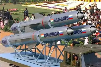 सरकार ने विभिन्न वेपन सिस्टम की खरीद के लिए ₹70 हज़ार करोड़ से अधिक के प्रस्तावों को दी मंज़ूरी #भारतीय_सेना
