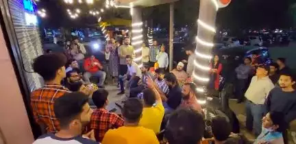 गुरुग्राम में कैफे के बाहर युवाओं ने किया हनुमान चालीसा का पाठ, वायरल हुआ वीडियो #हनुमान_चालीसा
