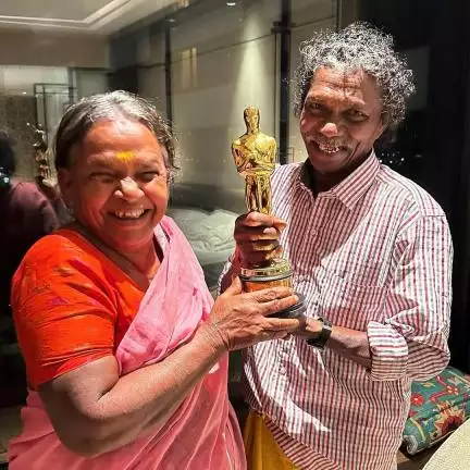 'द एलीफेंट विस्परर्स' में दिखे बोम्मन व बेल्ली की ऑस्कर ट्रॉफी लिए हुए तस्वीर हुई वायरल #ऑस्कर #डॉक्यूमेंट्री