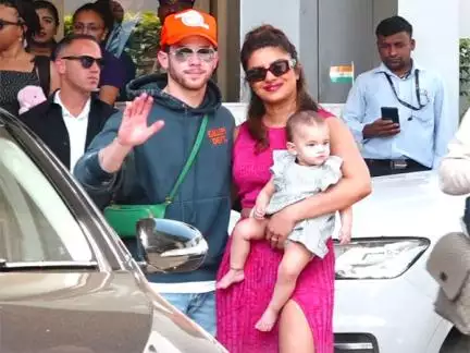 प्रियंका चोपड़ा और निक जोनस पहली बार अपनी बेटी मालती को लेकर आए भारत, सामने आई तस्वीर #प्रियंका_चोपड़ा