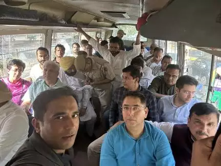 सीबीआई मुख्यालय के बाहर प्रदर्शन कर रहे दिल्ली के सभी मंत्री व 'आप' सांसद हिरासत में लिए गए #केजरीवाल #सीबीआई