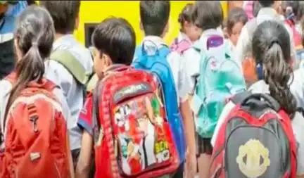 दिल्ली सरकार ने महंगी किताबें-यूनिफॉर्म खरीदने को मजबूर करने वाले 12 निजी स्कूलों को भेजा नोटिस #निजी_स्कूल
