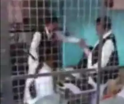 उन्नाव में कहासुनी के बाद सीनियर वकील ने अपने चेंबर में जूनियर वकील को जूते से पीटा, वीडियो आया सामने #वकील #अपराध
