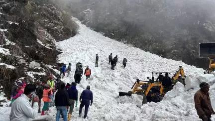 सिक्किम में आए भारी हिमस्खलन से 6 की मौत, 80 लोगों के फंसे होने की आशंका #हिमस्खलन