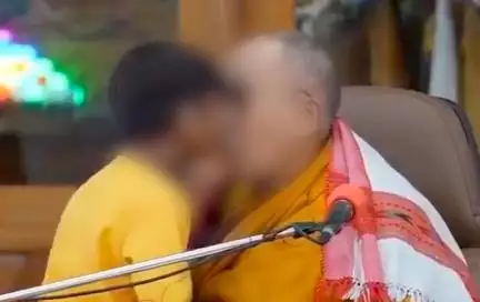 बच्चे के होंठ पर किस करते और उसे 'मेरी जीभ चूसो’ कहते दलाई लामा का वीडियो हुआ वायरल #दलाई_लामा
