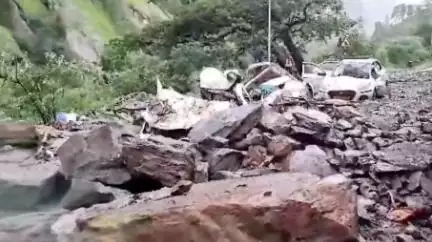 उत्तरकाशी में बारिश के कारण हुए भूस्खलन की चपेट में आए कई वाहन, 4 लोगों की मौत; घटनास्थल का वीडियो आया सामने #भूस्खलन