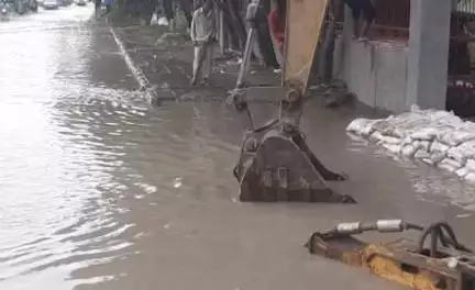 दिल्ली में यमुना का जलस्तर बढ़ने के बीच ISBT कश्मीरी गेट के पास रिंग रोड पर भरा पानी #यमुना #आपदा