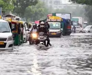 बाढ़ जैसे हालातों के बीच दिल्ली मेट्रो सेवा प्रभावित, यमुना बैंक स्टेशन पर एंट्री व एग्ज़िट बंद; सड़कों पर भारी जाम #मेट्रो