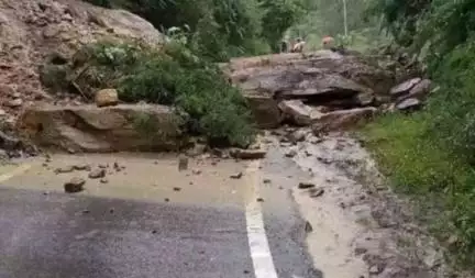 उत्तराखंड में बारिश के बीच भूस्खलन के कारण यमुनोत्री व बद्रीनाथ राजमार्ग हुए ब्लॉक #भूस्खलन