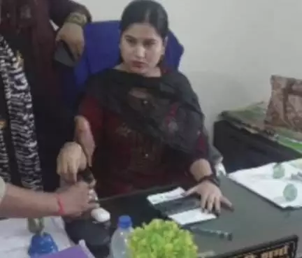 अपनी पहली पोस्टिंग में रिश्वत लेते पकड़ी गई झारखंड की सरकारी अधिकारी; हुई गिरफ्तार #रिश्वत #अपराध