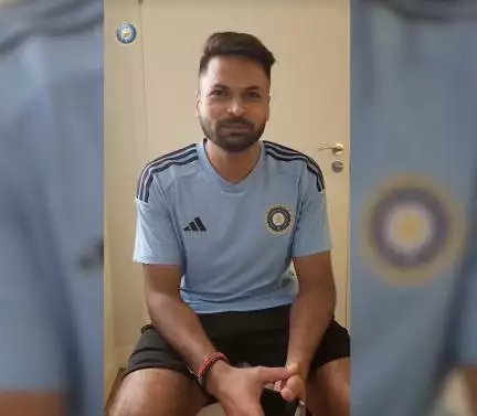 भारत के लिए डेब्यू करने के बाद मुकेश कुमार ने मां को किया फोन, बीसीसीआई ने शेयर किया वीडियो #मुकेश_कुमार  #बीसीसीआई