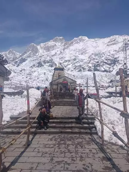 प्रतिबंध के बावजूद केदारनाथ मंदिर के अंदर शख्स ने ली मोरारी बापू की तस्वीरें, मांगी माफी #केदारनाथ