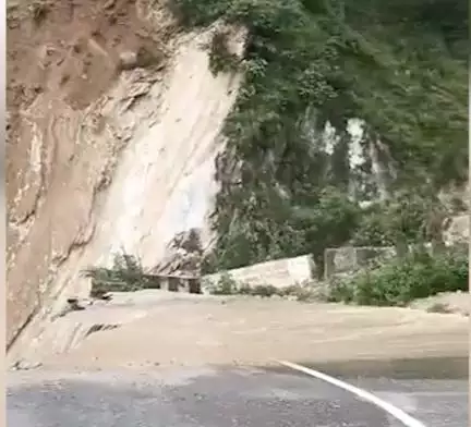 उत्तराखंड के चमोली में भारी बारिश के बाद बद्रीनाथ नैशनल हाईवे का हिस्सा बहा, यातायात हुआ प्रभावित #चमोली #बाढ़