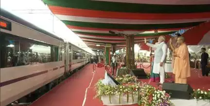 पीएम मोदी ने गोरखपुर-लखनऊ वंदे भारत एक्सप्रेस ट्रेन को दिखाई हरी झंडी #वंदे_भारत