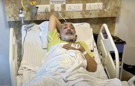 केंद्रीय मंत्री गिरिराज के दोनों घुटनों की हुई रिप्लेसमेंट सर्जरी, अस्पताल के बेड से शेयर की तस्वीर #गिरिराज_सिंह