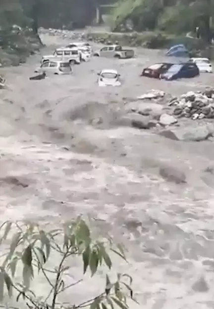 मनाली के पास भारी बारिश के बीच उफनती नदी में समाया ATM बूथ व दुकानें, सामने आया वीडियो #बारिश #आपदा