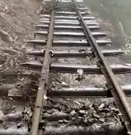 हिमाचल प्रदेश में भारी बारिश के कारण कालका-शिमला रूट पर रेलवे ट्रैक का एक हिस्सा हवा में लटका #आपदा #बारिश