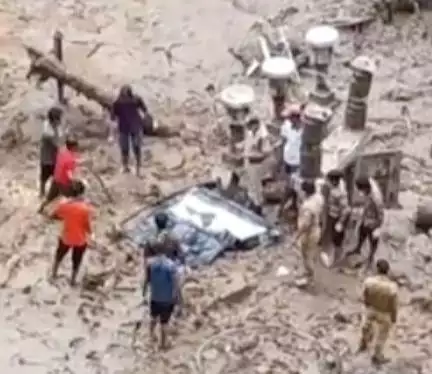 चमोली में अलकनंदा के पास ध्वस्त हुए मकान के मलबे में दबने से 2 भाइयों की मौत, पांच अन्य घायल #आपदा