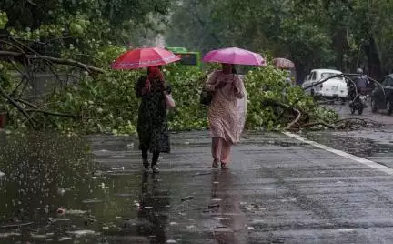 कई राज्यों में अगले कुछ दिनों में भारी से अत्यंत भारी बारिश की चेतावनी, सूची जारी #मॉनसून #बारिश