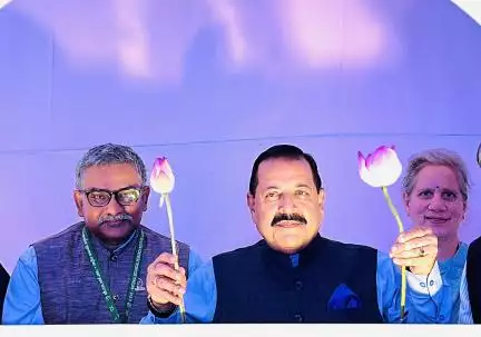 कमल की 108 पंखुड़ियों वाली नई किस्म 'नमो 108' का हुआ अनावरण #कमल