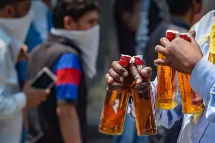 बेतिया में लोगों ने लूटी पुलिस द्वारा ज़ब्त की गई शराब, 6 लोग किए गए अरेस्ट #अपराध #शराब_तस्करी