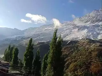 हिमाचल में बर्फबारी के बाद मनाली-लेह हाईवे पर यातायात बंद, 100 से अधिक वाहन फंसे #बर्फबारी