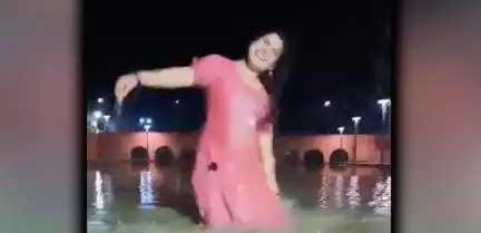 अयोध्या में राम की पैड़ी घाट पर महिला ने डांस करते हुए बनाई रील; वीडियो वायरल होने के बाद पुलिस ने लिया संज्ञान #रील