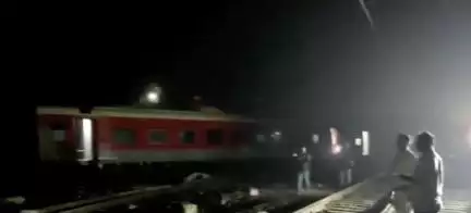 बिहार के बक्सर रेल हादसे में घायल हुई महिला ने इलाज के दौरान तोड़ा दम, मृतकों की संख्या हुई 5 #रेल_हादसा