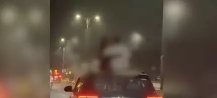 हैदराबाद में चलती कार के सनरूफ से बाहर निकलकर किस करते कपल का वीडियो हुआ वायरल #हैदराबाद