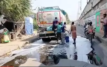 कानपुर में वाहन की टक्कर से पेट्रोलियम टैंकर में हुआ छेद, डीज़ल लूटते लोगों का वीडियो आया सामने #डीज़ल #टैंकर