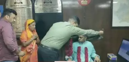 आईएएस अफसर ने दिल्ली में हाथ जोड़कर स्वागत कर पुजारी को दफ्तर में अपनी कुर्सी पर बैठाया, वीडियो हुआ वायरल #आईएएस