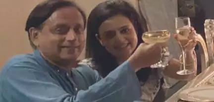 महुआ संग पार्टी करते हुए तस्वीरें वायरल होने के बाद थरूर ने दी प्रतिक्रिया, कहा- वह मेरे लिए बच्ची जैसी हैं #महुआ #थरूर