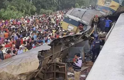 बांग्लादेश में 2 ट्रेनों की हुई टक्कर, 15 लोगों की मौत व 100 घायल #ट्रेन_हादसा
